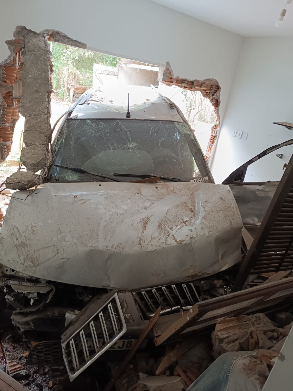 EXCLUSIVA: Câmeras flagram carro em alta velocidade invadindo residência no bairro Maria Joaquina, em Cabo Frio