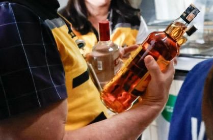 Paciente foi transferido em estado grave para o Hospital Otime Cardoso, em Cabo Frio, após consumir bebida suspeita em festa fora do município