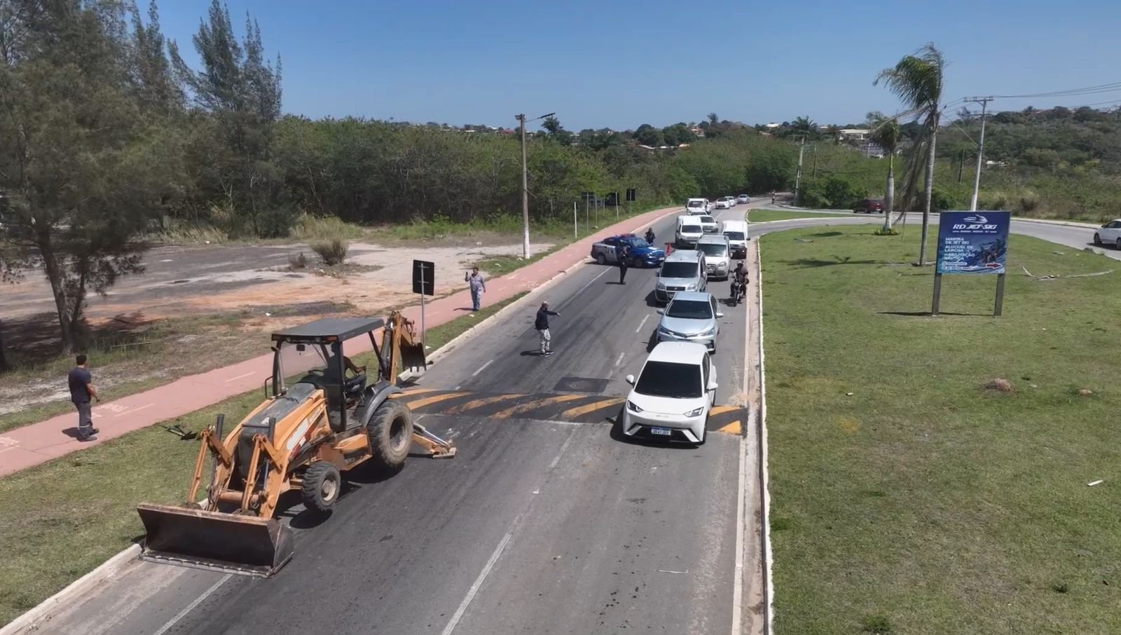 Equipes da Secretaria de Serviços Públicos e da Guarda Municipal atuam na retirada das estruturas na Marina