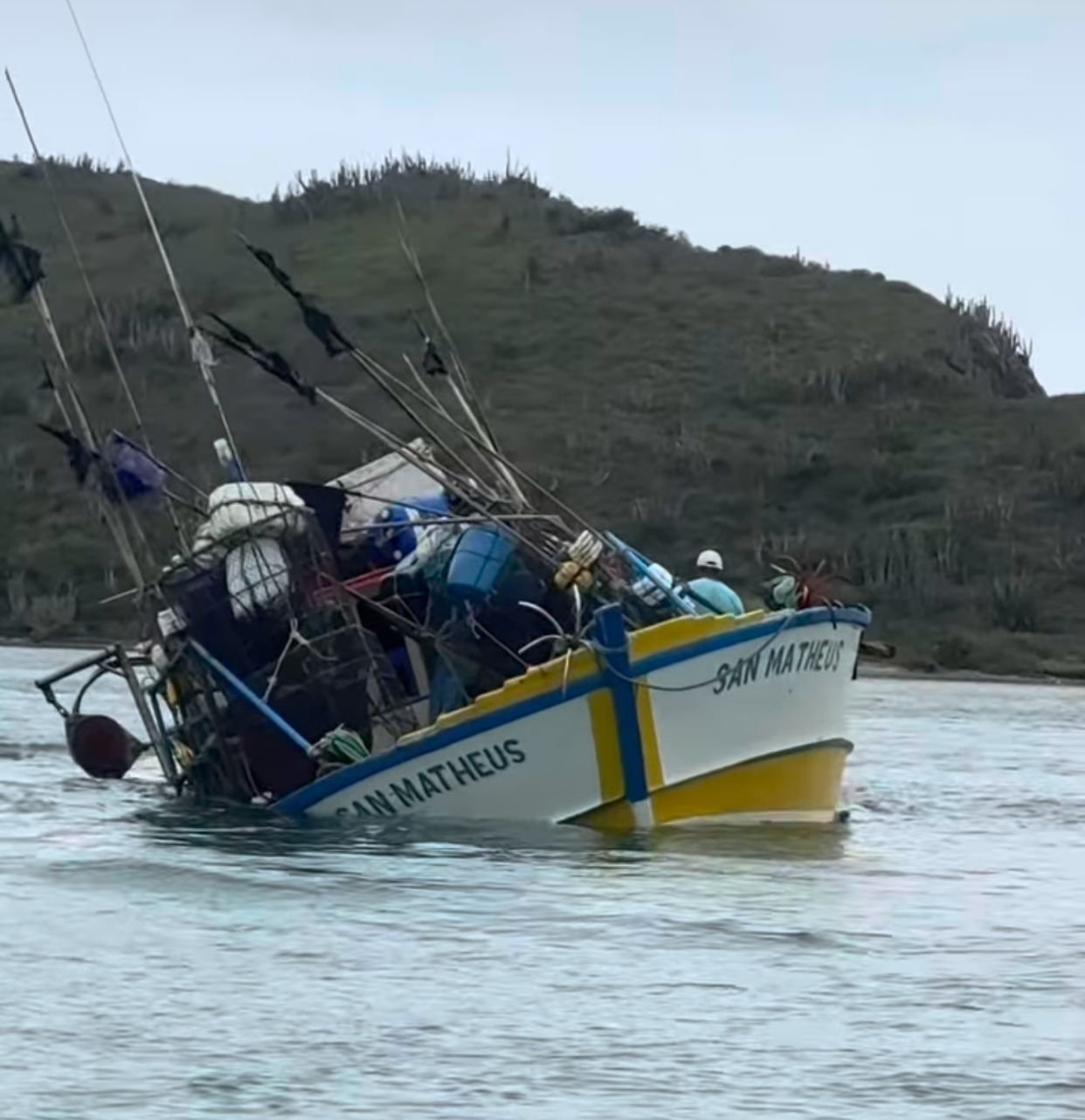 Marinha e Prefeitura atuam em resgate e monitoramento ambiental após acidente marítimo no Canal do Itajuru